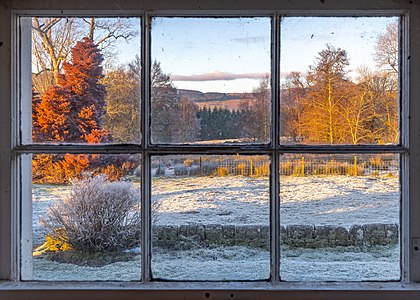 Vista de uma paisagem de inverno através de uma janela em uma fazenda em Trossachs, Stirling, Escócia (definição 4 232 × 3 020)