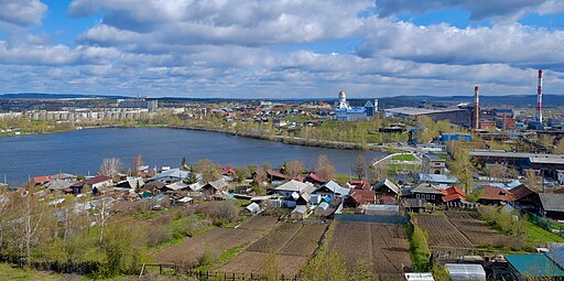 Вид с Лысой горы на северную часть пруда и завод