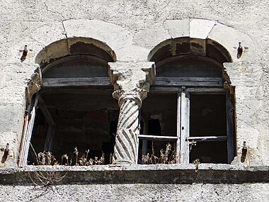 Fenêtre jumelée du deuxième étage de la maison-tour près du château.