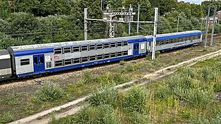 Voiture V2N avec une voiture d'encadrement.