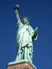 Photographie en couleur de la Statue de la Liberté.