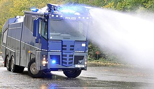 Wasserwerfer der Polizei