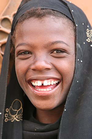 Türkçe: Gülümseyen Yemenli bir çocuk. Gülümsey...