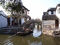 Perahu yang sedang melintasi kanal