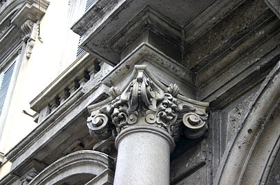 Kapitel i façatës së Palazzo Annoni in Corso i Porta Romana në Milano, ndërtuar në vitin 1631 sipas skicimit të Francesco Maria Richini.