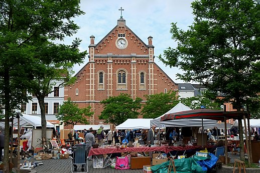 Le marché aux puces de la place du Jeu de Balle