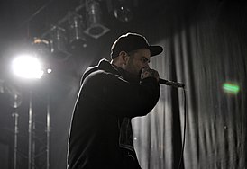 Лидер группы, Фрэнки Палмери, на концерте в 2013 году