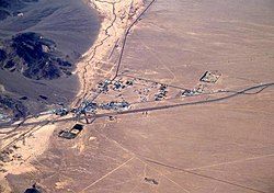 Aerial view of Baker looking north: I-15 jogs south around the town, leaving Baker Boulevard, the main street, to show where the pre-interstate highway (US 91 و US 466) went. فرودگاه بیکر sits just north of the city alongside northbound CA 127، the "Death Valley Road".