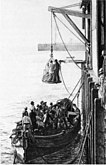 Desembarcando en el puerto en 1898. Dibujo de Ada Hunter[15]​