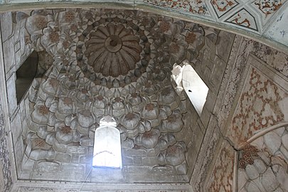 Particolare del soffitto di una sala studio (darskhaneh) a cupola