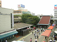 旧橋上駅舎（西口、2005年8月）