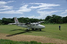 Un Twin Otter d'Air Vanuatu sur l'aérodrome en 2011.