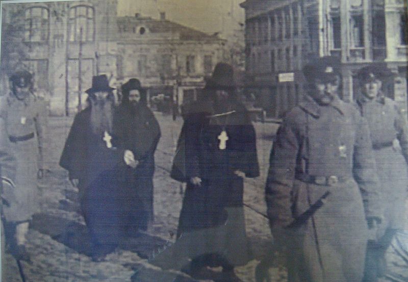 File:Arrested priests odessa 1920.JPG