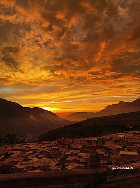 "Imagen panorámica que muestra el hermoso atardecer en el pueblo de Huayán, visto desde el mirador de Jirca, destacando la belleza natural y la serenidad del entorno."