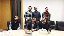 Araz Yaquboğlu (sağdan birinci əyləşən) Vikipediyaçılarla görüş zamanı