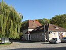 Bahnhof mit Empfangsgebäude, Fahrkartenausgabe und Gepäckexpressgutabfertigung, Laderampe, Inselbahnsteig, Maschinenhaus mit Unterwerk, Werkstattgebäude, Lok- und Wagenschuppen sowie gepflastertem Bahnhofsvorplatz mit begrünter Insel