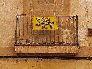08/06: Domàs contra la gentrificació turística i la balearització en un balcó tapiat de Palma.
