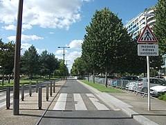 Chaussée principale du boulevard avec un panneau de danger en position