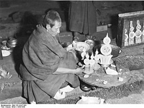 Monje elaborando tormas en el Monasterio Sera, 1938
