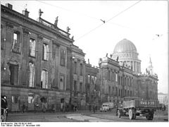 Градският дворец и купула на църквата Св. Николай на заден план, 1959 г.
