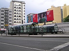 Una parada de autobús de tubo en Curitiba, Brasil.