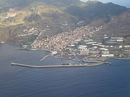 Luchtfoto met zicht op het dorpscentrum en de haven