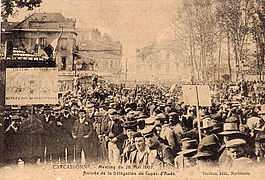 Arrivée d'une délégation accueillie par une pancarte Bienvenu aux sacrifiés, le 26 mai 1907.