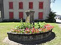 Geschmückter Dorfbrunnen