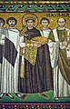 Імператор Юстиніан з почтом. Частина мозаїки у Базиліці Сан-Вітале