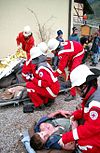 Schocklagerung und Schutz vor Unterkühlung als wichtige Akutmaßnahmen (Bild einer Übung).