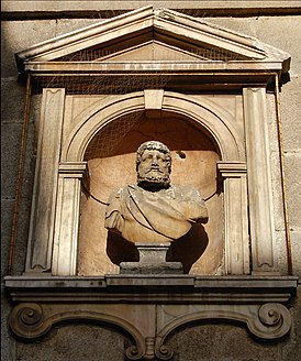 Мраморный бюст отца-основателя коммуны Лоди Гнея Помпея Страбона на арке муниципального здания.