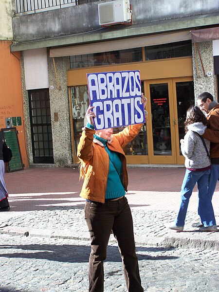 450px-Free_hugs_in_Buenos_Aires_6-24-07.jpg