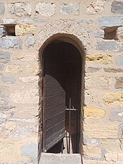 Gêxa de San Zorzu (Arbenga), Porta laterâle versu u campanìn