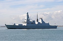 HMS Daring jättämässä Portsmouthin laivastotukikohtaa vuonna 2010