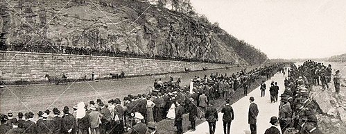 1903年时的哈莱姆河快速路，那时的英文名为“Harlem River Speedway”。