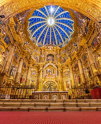 Altar-mor e cúpula da igreja de São Francisco, em Quito, Equador. O templo católico foi concluído no século XVI e é o maior conjunto arquitetônico de origem colonial entre as estruturas históricas da América Latina. A igreja também se destaca pela fusão de diferentes estilos arquitetônicos, uma vez que a sua construção durou 150 anos. (definição 5 665 × 6 950)