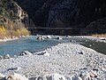 Puente colgante en el lugar donde se proyectó el embalse