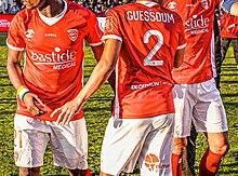 Photographie en couleur des joueurs du Nîmes Olympique.