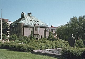 Engelinaukio et statue de Juhani Aho.