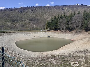 Làgu de Menézzu (Menézzu, Unsu), vista du basìn artifisiâle