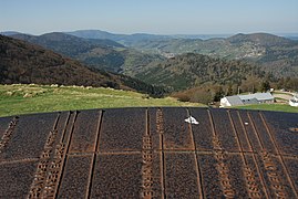 Plus bas la ferme-auberge du Drumont.