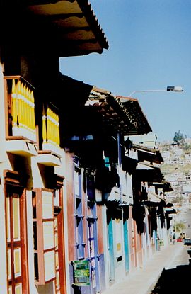 Die Straße Lourdes in der Altstadt von Loja