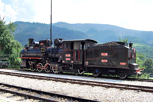 Парна локомотива ЈЖ 83-173 са пуним тендером узаног колосека на музејској-туристичкој железници Шарганска осмица