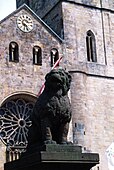 The Löwenpudel ("lion poodle") in front of the cathedral