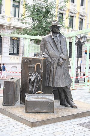 Statue dedicated to the traveller in Oviedo, Spain