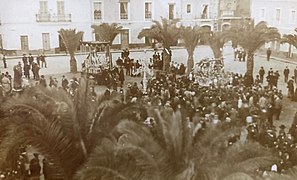 Pasos de la Cofradía de Padre Jesús en la plaza de la Laguna en la década de los años 20 del siglo pasado