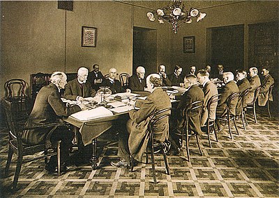 Заседание Конституционного комитета парламента Финляндии (фин. Perustuslakivaliokunta) в Сословном доме в 1918 году. Председатель комитета К. Ю. Стольберг на левом конце стола спиной к камере.