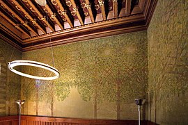 Wood ceiling and vegetable motifs on the walls of Rosselló room.