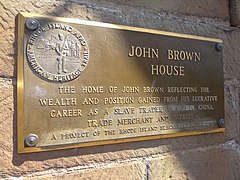 La Rhode Island Black Heritage Society actualizó una placa frente al edificio para reflejar la participación de John Brown en la trata de esclavos.
