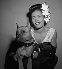 Portrait de Billie Holiday avec son chien Mister, par William Gottlieb en 1947. (définition réelle 4 512 × 5 022)